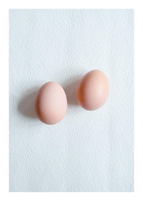 Zwei hellbraune Eier nebeneinander auf Zewa